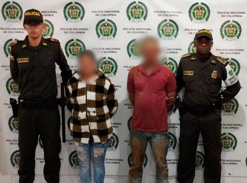 El hombre y la mujer capturados son la madre y el padrastro de la menor de edad, según las autoridades. FOTO Cortesía Departamento de Policía Antioquia