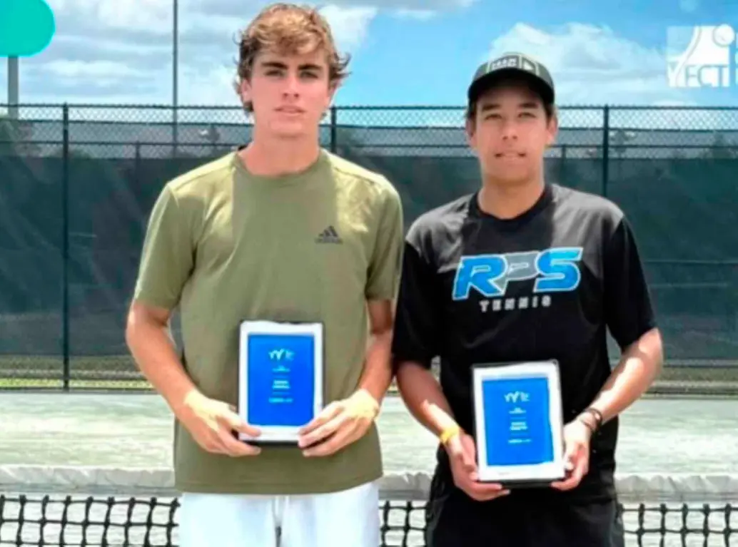 Los colombiano Pablo Robledo y Juan Miguel Bolívar con su trofeo como campeones en dobles del ITF J200 de Plantation en Estados Unidos. FOTO CORTESÍA FEDECOLTENIS
