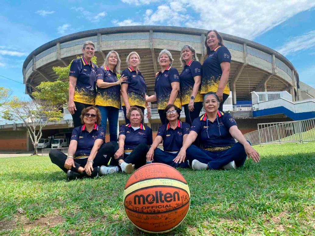 La Selección Colombia femenina de baloncesto que participó en el Mundial de 1975 se volvió a reunir en Cali, para celebrar las Bodas de Oro de la primera participación nacional en la cita orbital. FOTO CORTESÍA 