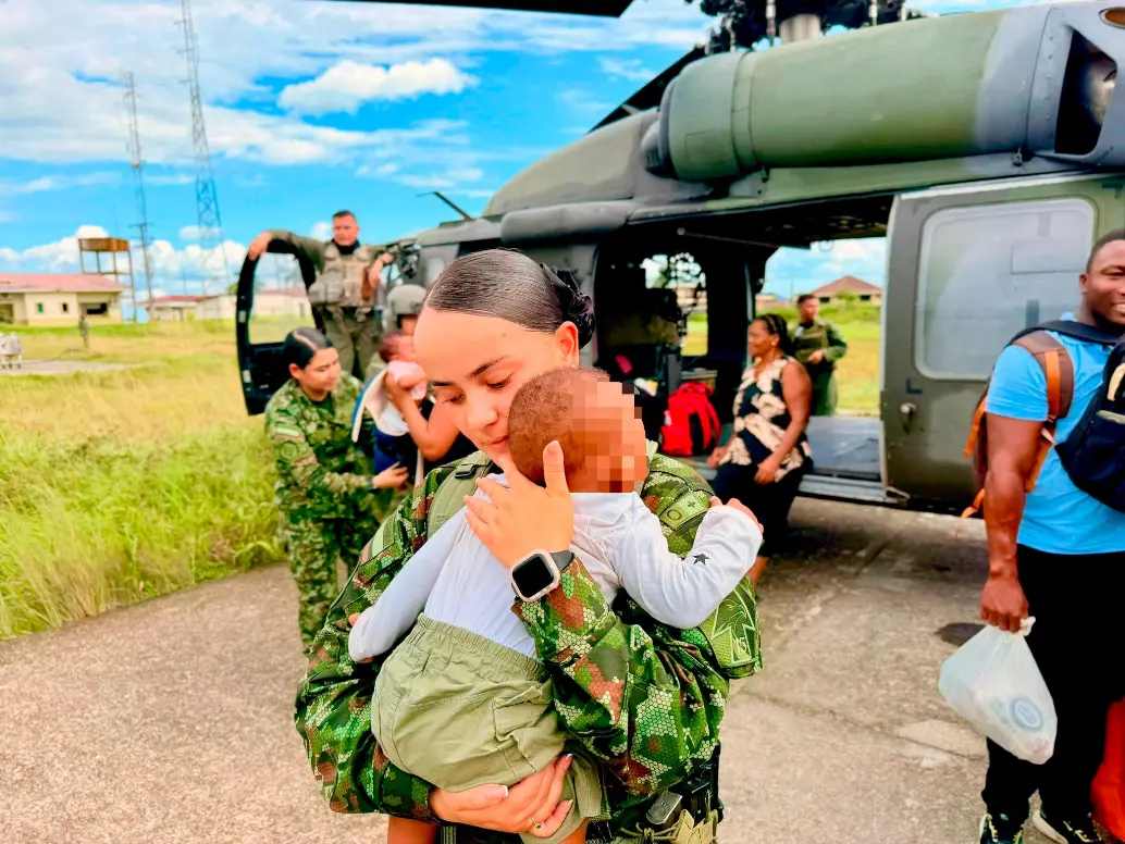 Entre los cuatro menores de edad secuestrados en la carretera de Chocó habían dos bebés. FOTO: CORTESÍA DEL EJÉRCITO.