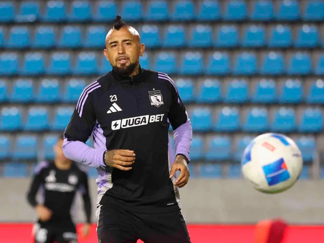 Arturo Vidal protagonizó una polémica reacción tras marcar un autogol en el 2-2 de Colo Colo en su visita a Iquique. FOTO TOMADA X @ColoColo