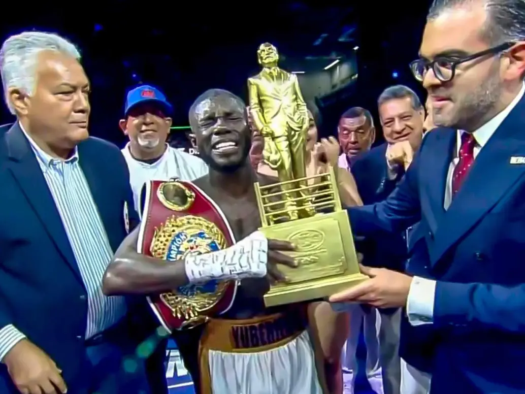 El boxeador colombiano Yuberjen Martínez se coronó campeón Latino de la OMB en Panamá tras noquear a Ángel Bethancourt, en el octavo asalto. FOTO PANTALLAZO