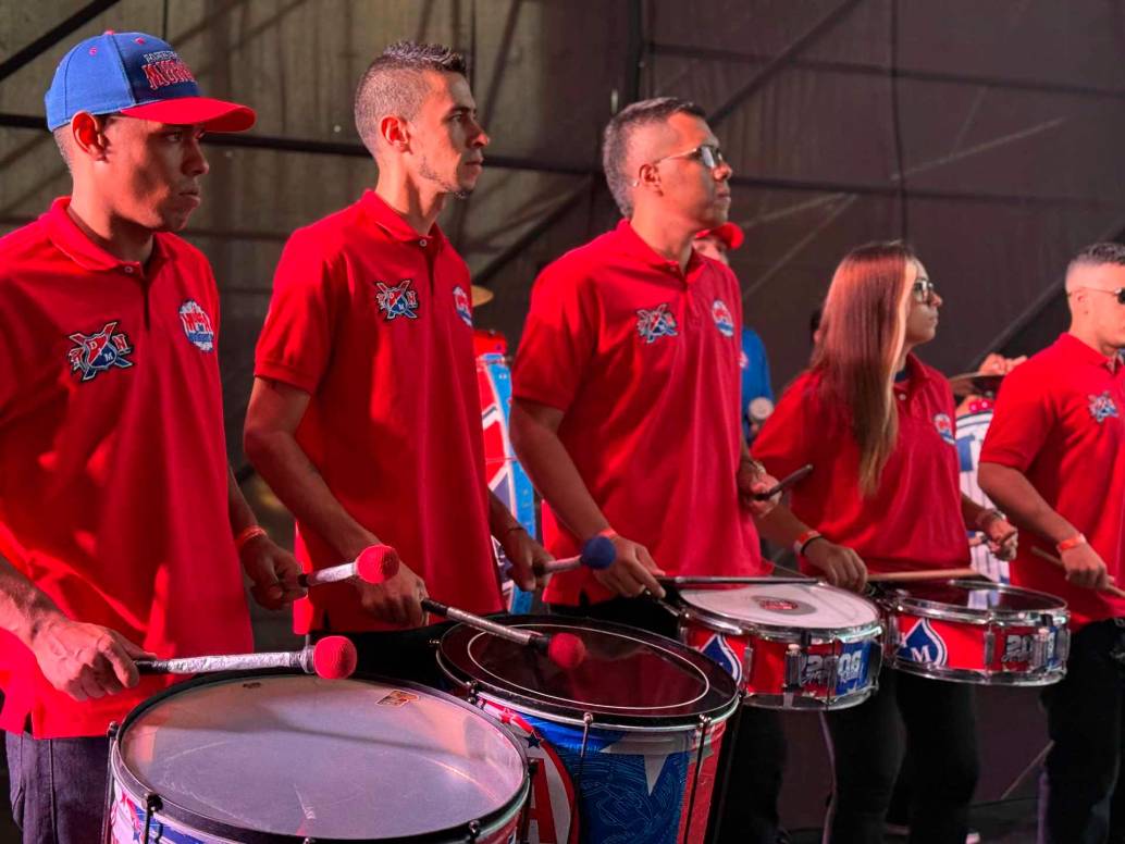 Los miembros de La Murga del Indigente se unieron a la fiesta futbolera y musical que deleitó a los visitante de la Plaza Gardel. FOTO: Cortesía