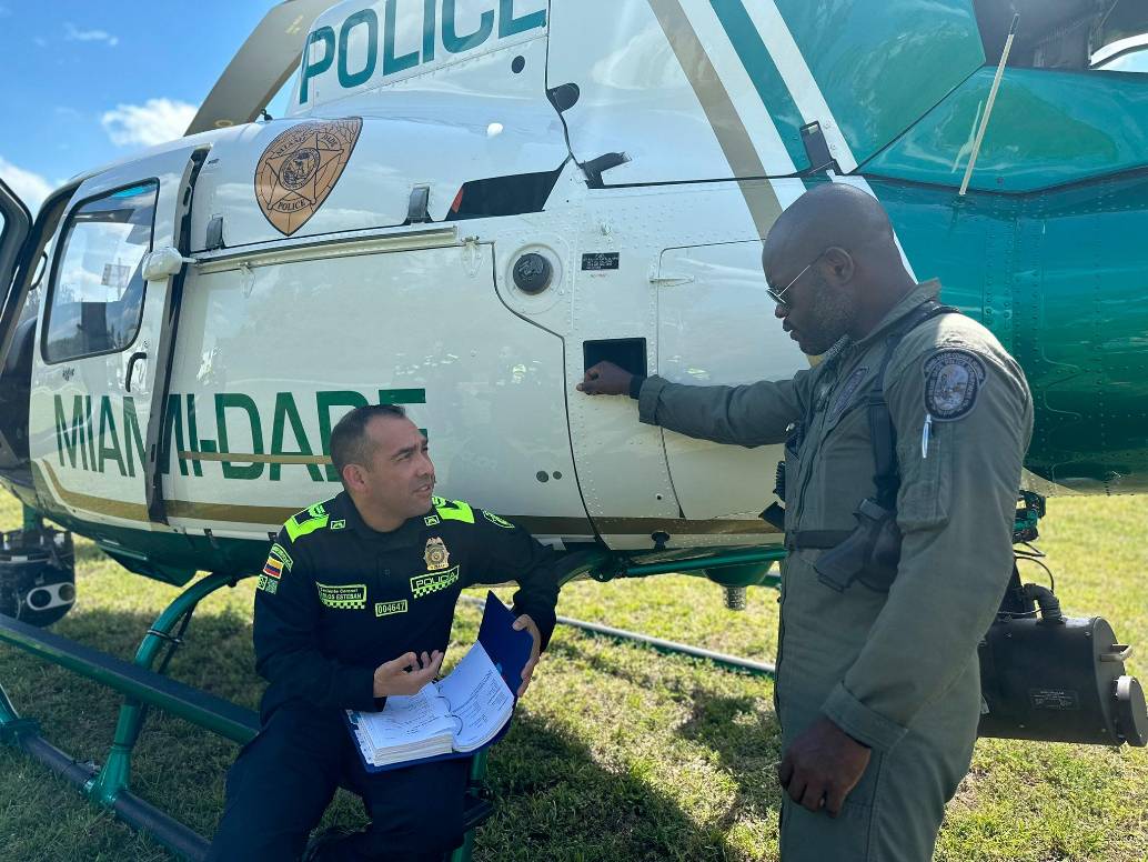 De los 2.581 estudiantes graduados en los cursos dictados en Miami, procedentes de 13 países, 1.250 fueron policías colombianos. FOTO: Cortesía @MiamiDade_SO