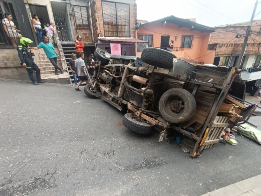 Así quedó el camión accidentado este sábado en el barrio Paris de Bello. FOTO: Cortesía Denuncias Antioquia