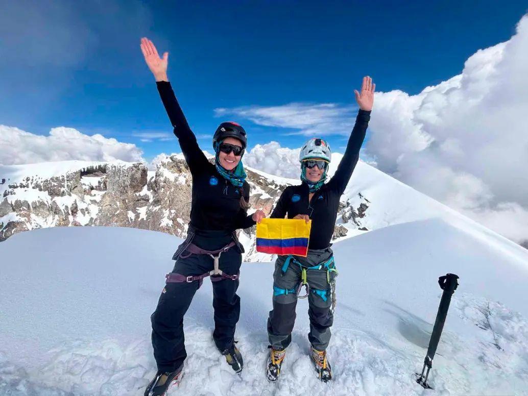 Ana María Giraldo y Ana Isabel Bustamente, tras lograr el ascenso en la Antártida, alcanzando las 7 Cumbres. FOTO CORTESÍA 