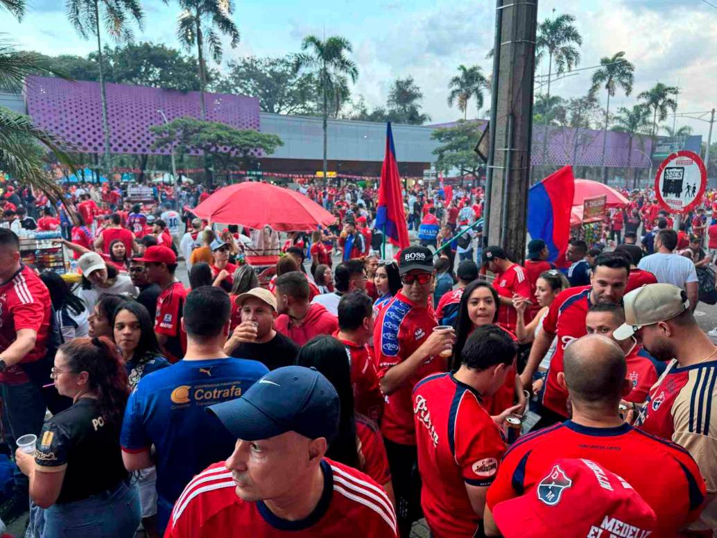 Los hinchas del DIM son una marea roja en los alrededores del Atanasio Girardot, que poco a poco se empieza a colmar de aficionados de las dos hinchadas. FOTOS: Cortesía