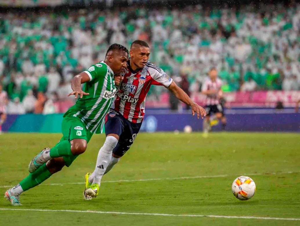 Dos acciones polémicas se presentaron en el duelo de vuelta de la final entre Atlético Nacional y Junior. En la jugada aparece Alfredo Morelos. FOTO JUAN ANTONIO SÁNCHEZ 