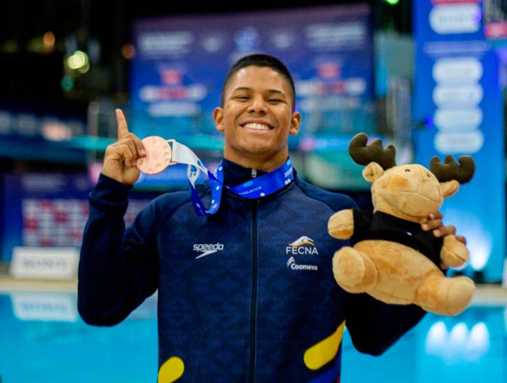 El colombiano Luis Felipe Uribe con su medalla de bronce ganada en la primera parada de la Copa Mundo de Canadá. FOTO CORTESÍA FECNA 