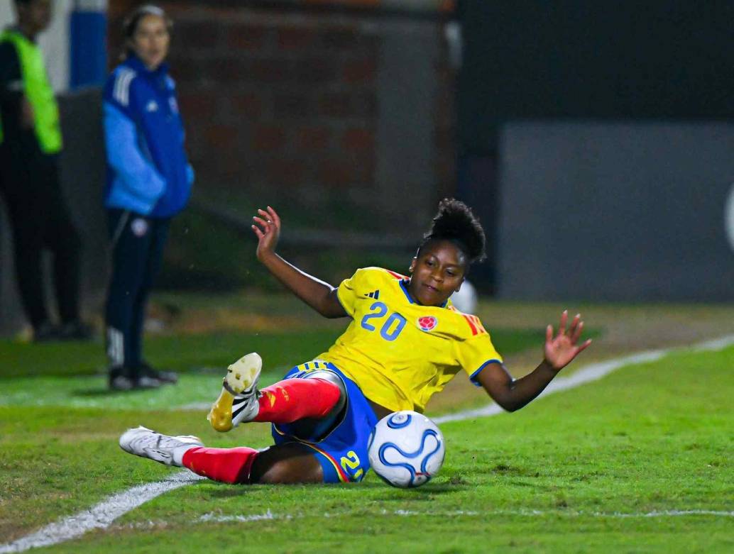 La delantera colombiana Rihanna Cuesta fue la que más buscó el gol en el duelo contra Chile, este jueves, las cafeteras se miden a Bolivia, en busca de su primera victoria. FOTO CORTESÍA FF