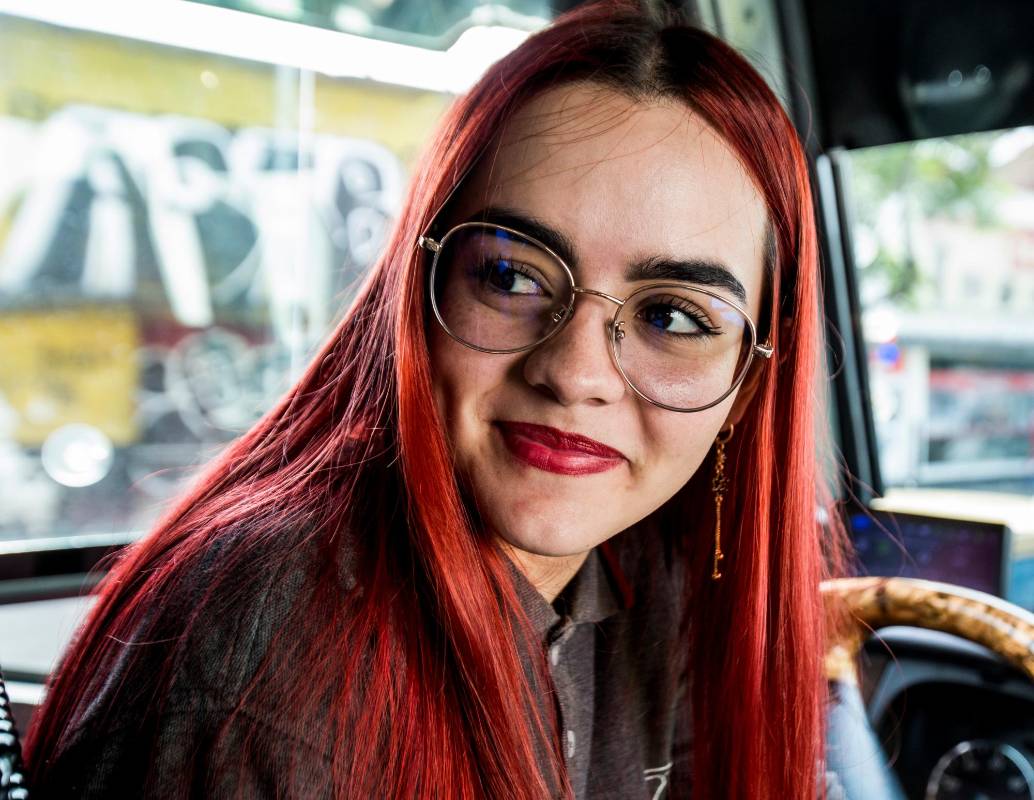 Hace tres meses, Daniela cumplió 19 años y esto la convierte en la conductora de bus más joven de Medellín y, a lo mejor, del país. FOTO JULIO CÉSAR HERRERA