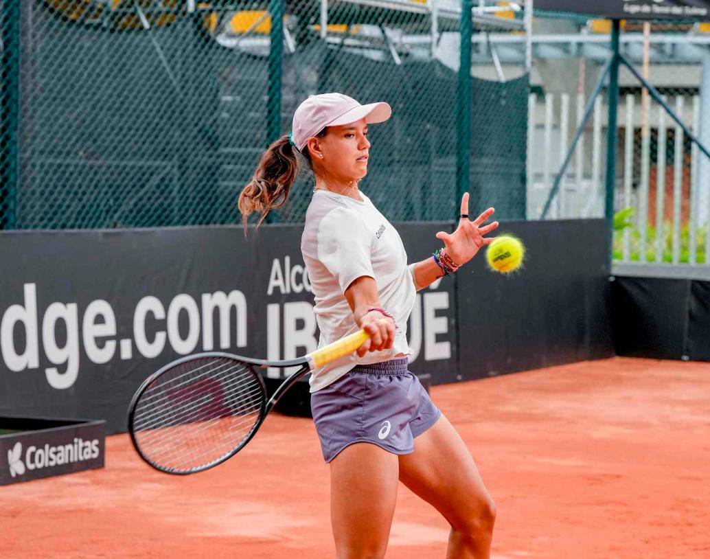 La antioqueña Emiliana Arango en una de sus jornadas de entrenamiento antes del arranque de las competencias en la Billie Jean King Cup en Ibagué. FOTO: Cortesía Fedecoltenis