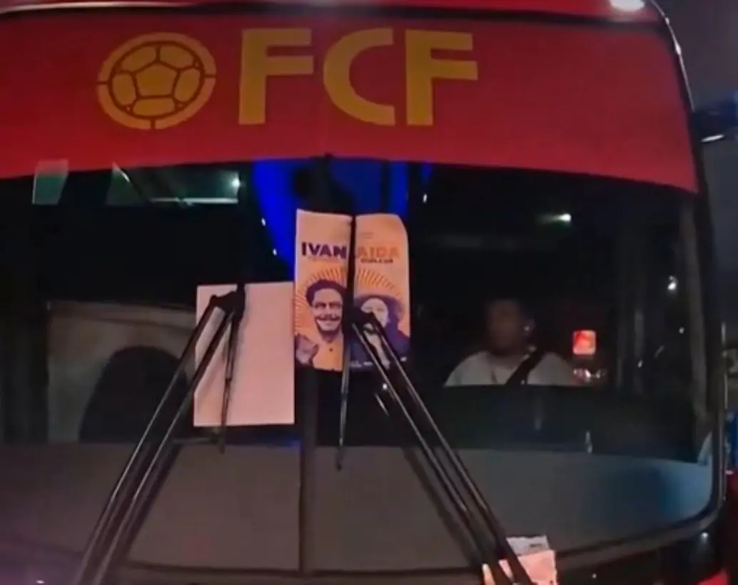 El conductor del bus de la Selección Colombia fue retenido por un grupo de manifestantes y seguidores de Iván Cepeda, quienes vandalizaron el bus. FOTO PANTALLAZO