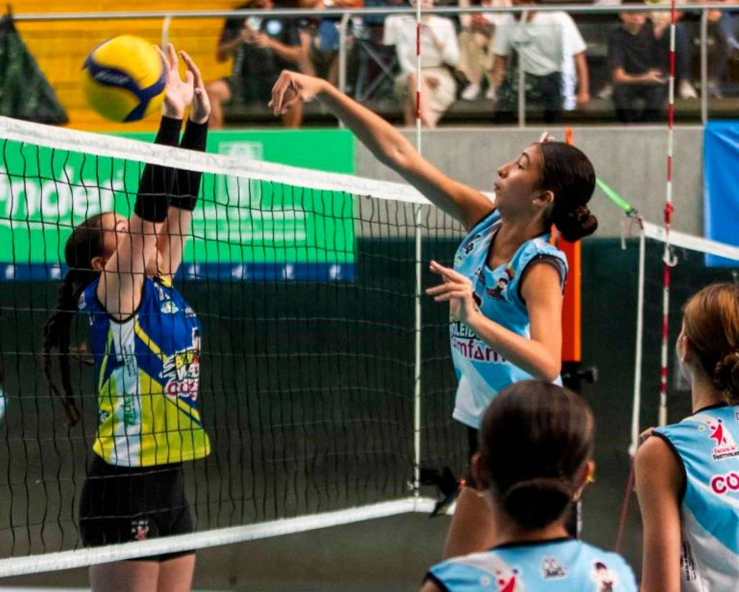 Las integrantes del equipo de Amazonas (azul), se disfrutan cada uno de los partidos que han disputado en el Yesid Santos de Medellín. FOTO JULIO CÉSAR HERRERA 