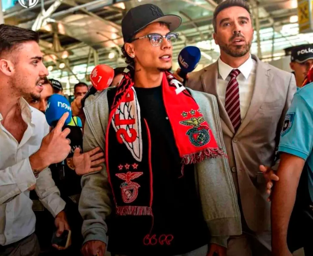 Esta es una de las imágenes que se compartieron en redes sociales sobre la llegada del antioqueño Richard Ríos a Portugal para concretar su vinculación con Benfica. FOTO TOMADA X @plusbenfica
