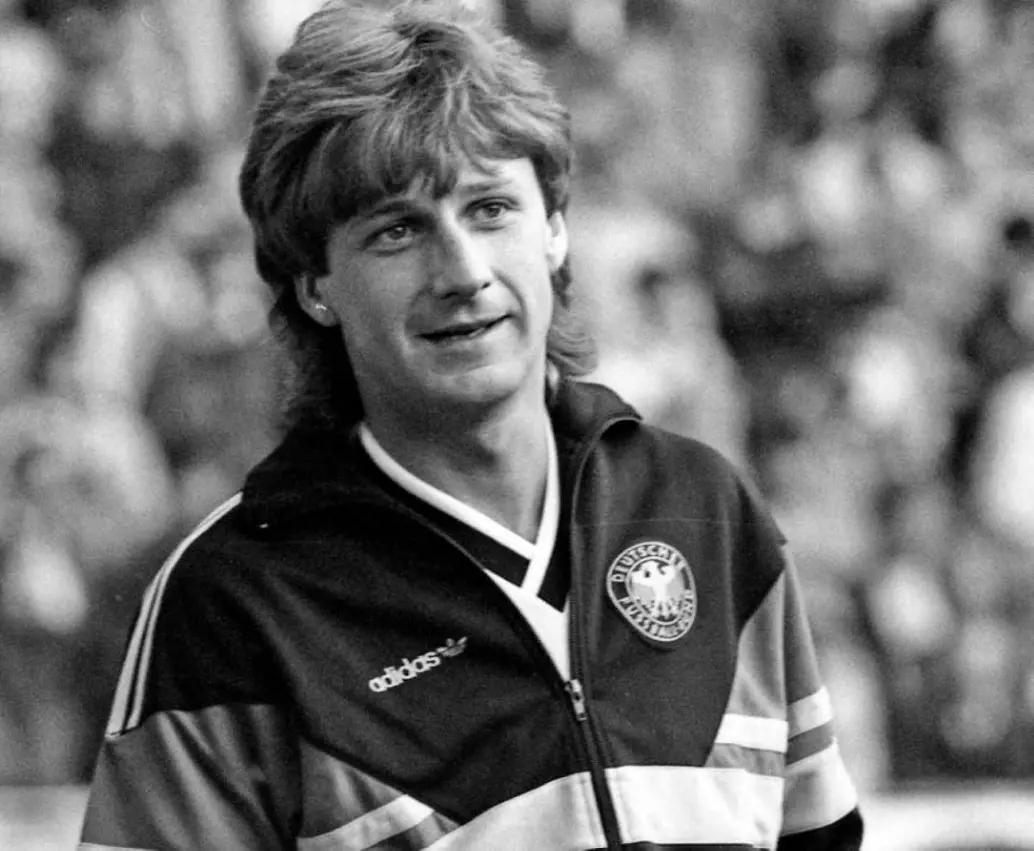 Con esta imagen le rindieron homenaje a Frank Mill, campeón del mundo en Italia 1990, quien falleció tras sufrir un infarto.<b> </b> FOTO TOMADA X @DFB_Team