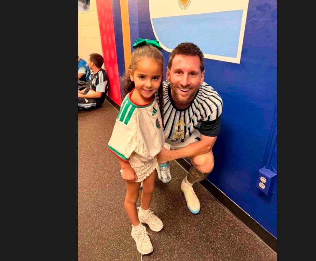 Esta es la imagen de Lionel Messi junto a la hija de Riyad Mahrez, el jugador de Argelia. FOTO 