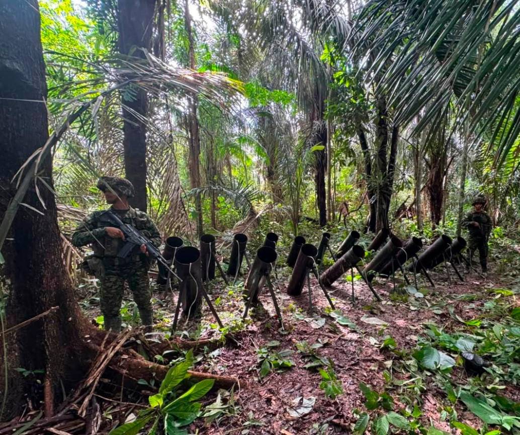 Estas son las rampas de lanzamiento artesanales encontradas en el bosque de Puerto Rondón, Arauca. FOTO: CORTESÍA DEL EJÉRCITO.
