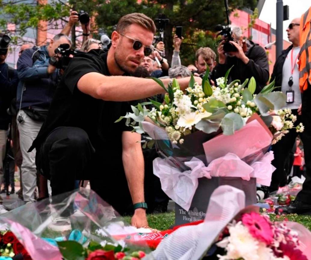 El inglés Jordan Henderson<b> </b>quien milita en el Ajax y jugó con Jota en Liverpool hasta el 2024 (fue capitán de los Reds), dejando un arreglo floral en memoria de Diogo y su hermano André. FOTO TOMADA X @LFC
