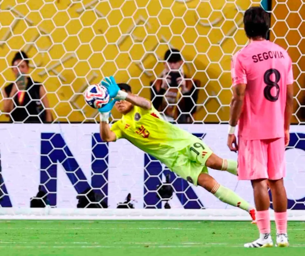 El arquero Óscar Ustari fue una de las figuras del partido inaugural del Mundial de Clubes, su actuación evitó la caída de su arco. <b> </b>FOTO TOMADA X @fifaworldcup_es