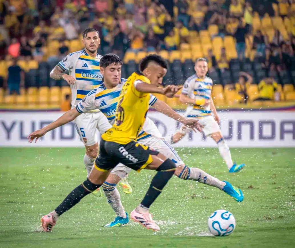 El duelo entre Barcelona de Ecuador y Boca Juniors de Argentina terminó 1-0 a favor del local, pero hay mucha polémica por las decisiones de la terna arbitral colombiana. FOTO TOMADA X @BarcelonaSC
