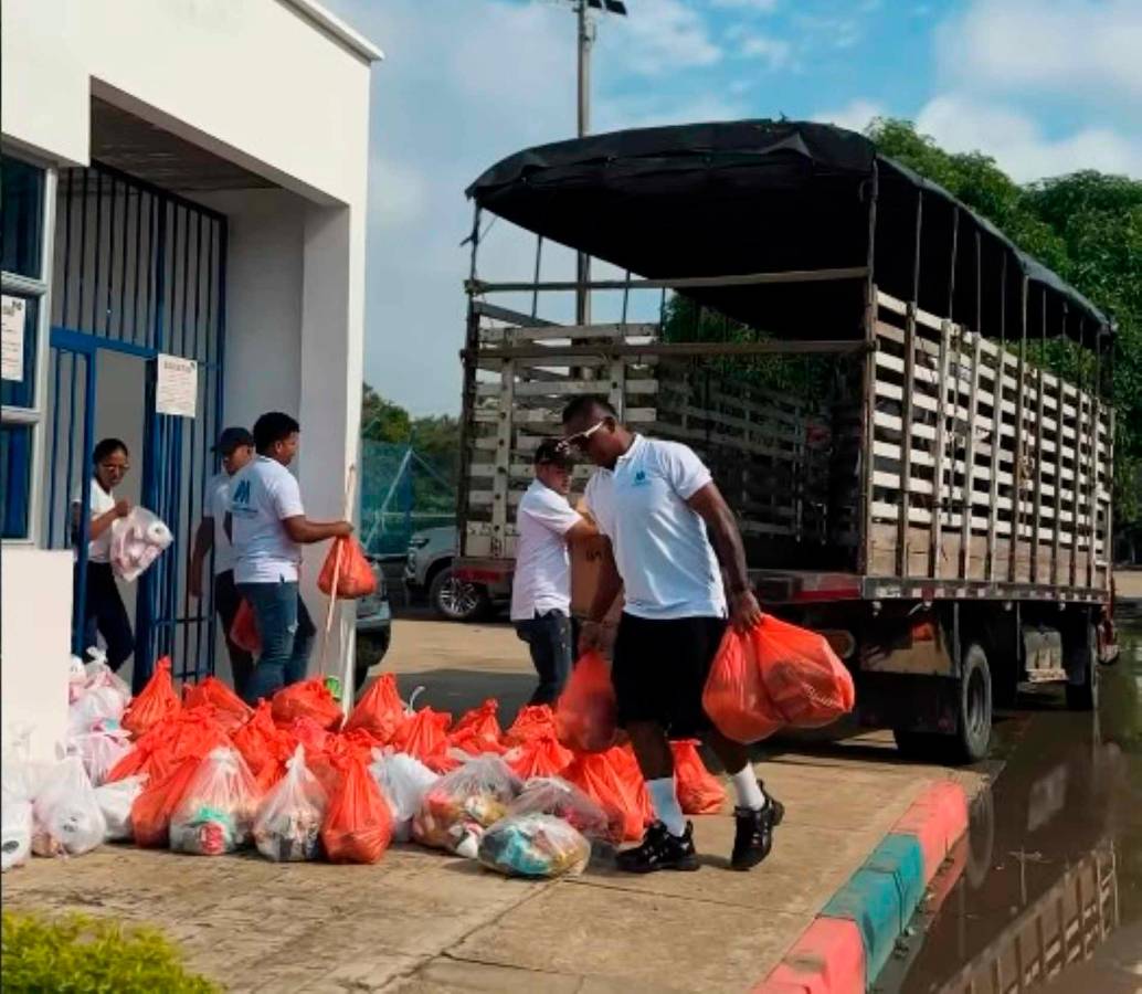 Este es uno de los momentos en los que el delantero Alfredo Morelos acomoda las ayudas para las familias en Córdoba. FOTO PANTALLAZO