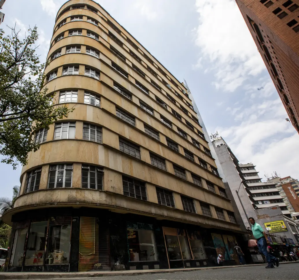 Aspecto del edificio La Naviera–Antioquia, en el Centro de Medellín. Nótese su semejanza con el frente de un barco. Foto: Julio César Herrera Echeverri.