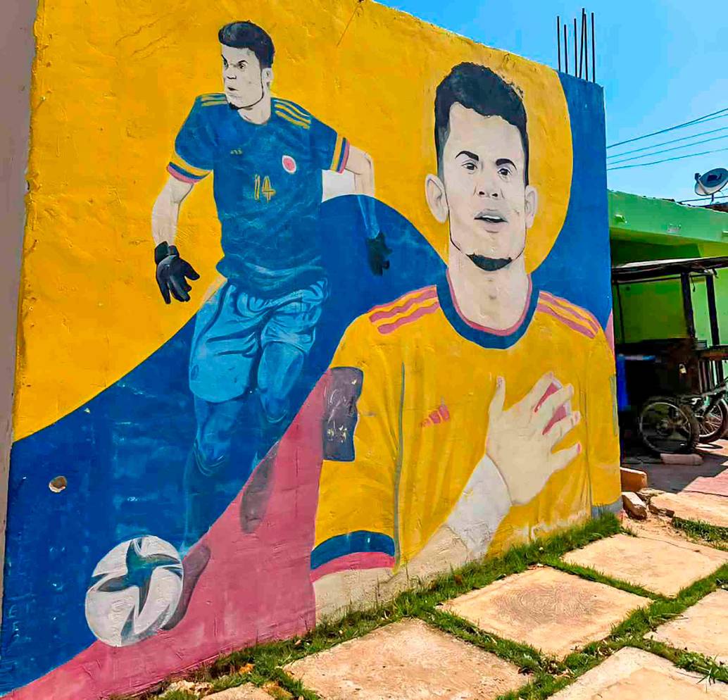 Afuera de la casa del abuelo paterno de Luis Díaz hay pintado un mural con el rostro del futbolista guajiro con la Selección Colombia. FOTO CORTESÍA 
