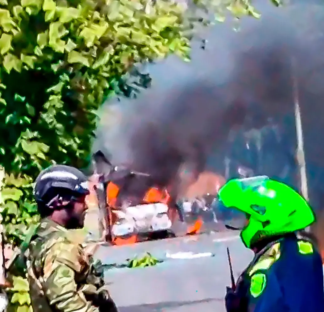 En el lugar de los hechos quedó en llamas un bus de servicio público, desde el cual al parecer se lanzaron los artefactos explosivos. IMAGEN TOMADA DE VIDEO.