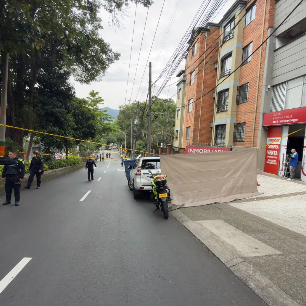 Los agentes del CTI de la Fiscalía avanzan en las labores judiciales para esclarecer el asesinato de Henry Ocampo Suaza, de 55 años, en Envigado. FOTO: Cortesía