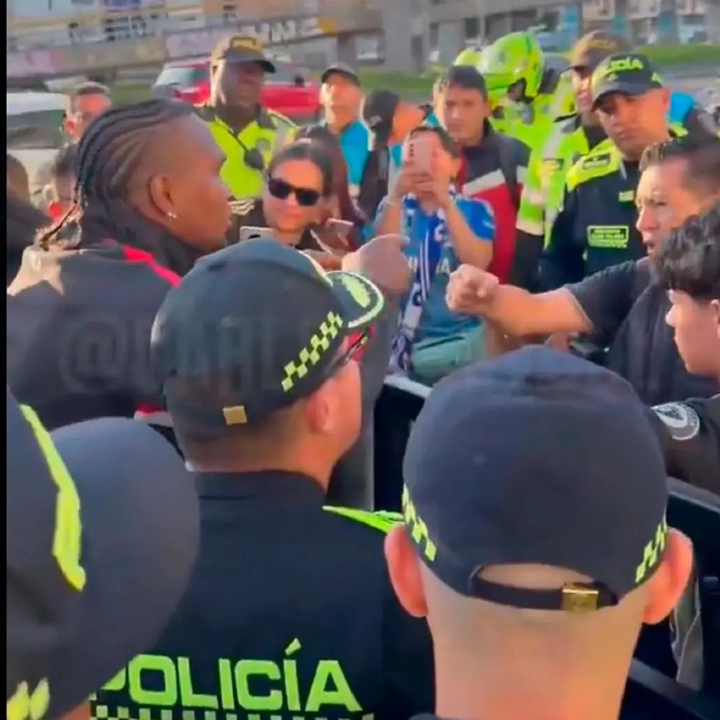 La imagen del video en el que Rodallega encara al aficionado que presuntamente lo agredió con una piedra. FOTO PANTALLAZO TOMADO DEL VIDEO DE X DE @CarlosAfutbol