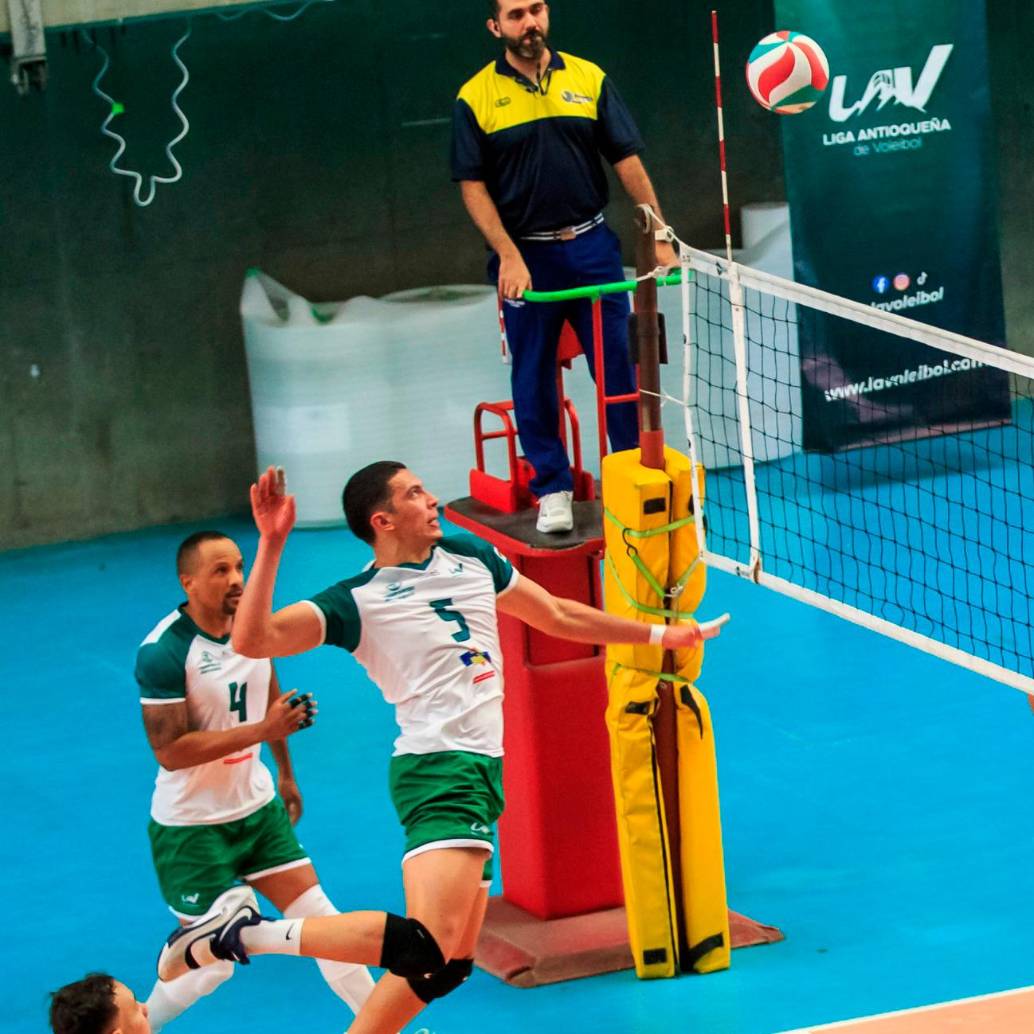 Santiago Ruiz (5), jugador paisa con experiencia internacional. Ha sido medallista con Colombia. Aquí, en el triunfo para avanzar a semifinales. FOTO CAMILO SUÁREZ