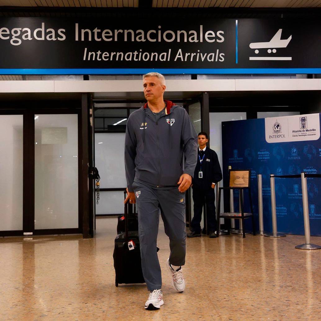 El técnico de Sao Paulo, Hernán Crespo, tras su arribo al aeropuerto de Rionegro. FOTO SAO PAULO