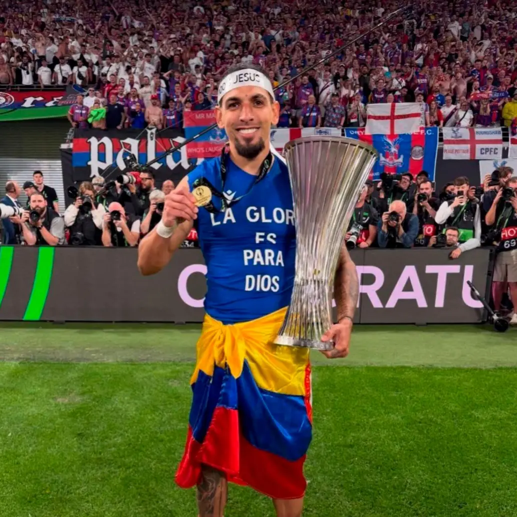 Daniel Muñoz con el trofeo y la medalla de campeón de la Conference League. FOTO CRYSTAL PALACE