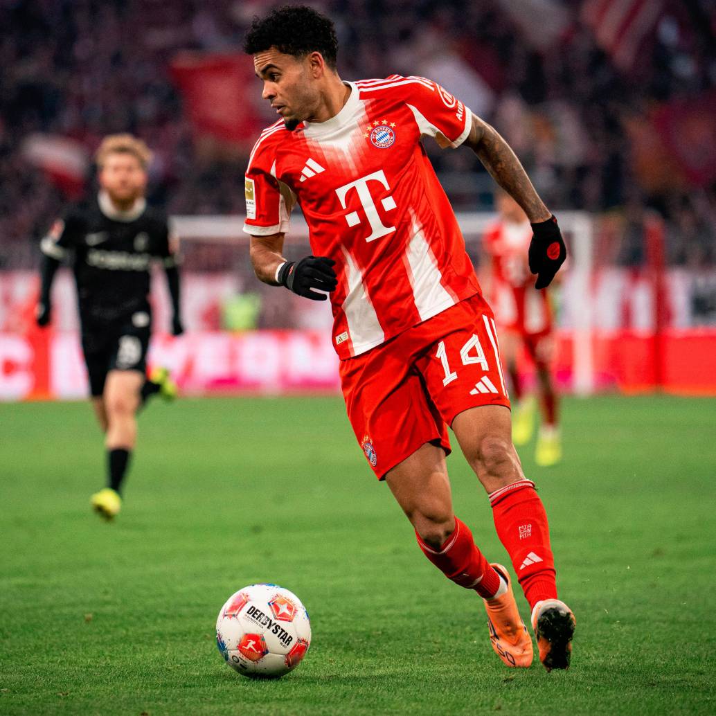 Luis Díaz durante el partido con el Friburgo. FOTO @FCBayernEN