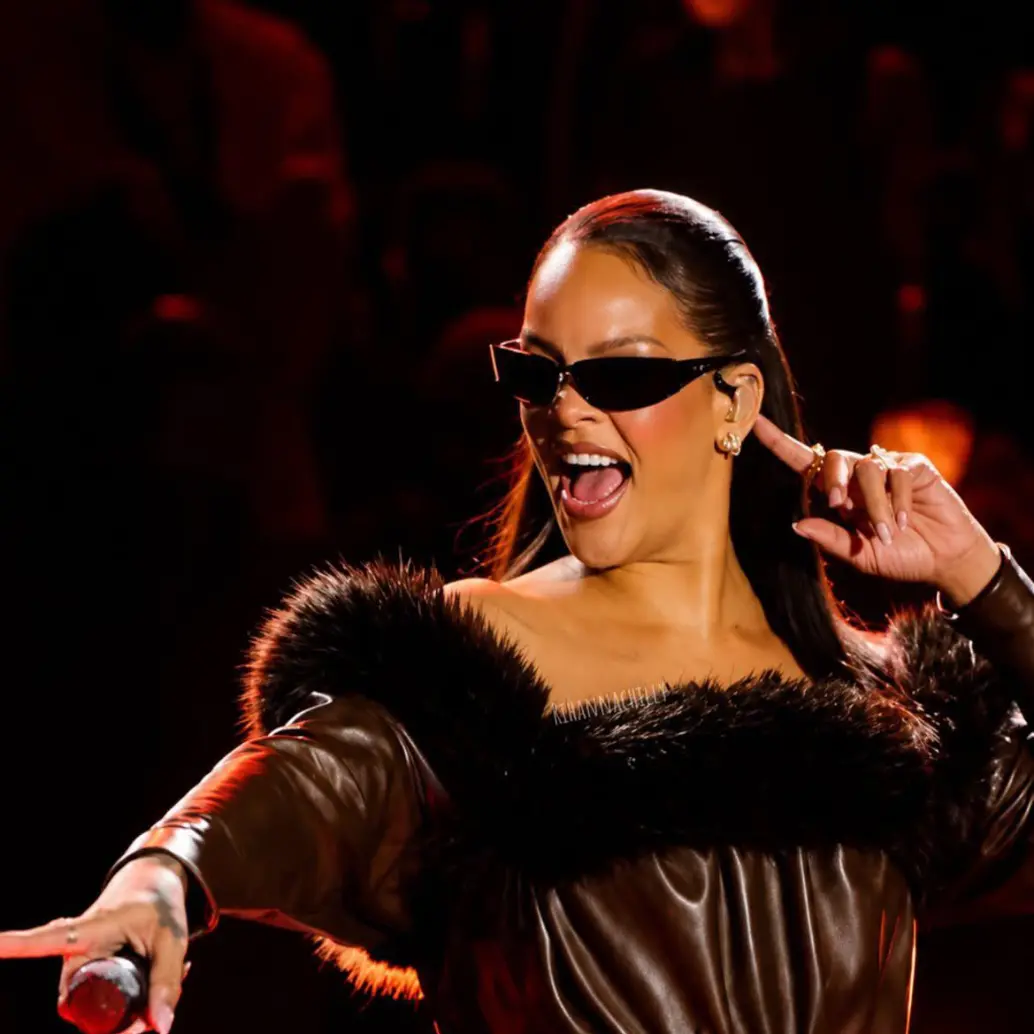 Rihanna sorprendió al público al regresar a los escenarios durante el concierto de Jay-Z en Nueva York, su primera presentación en vivo en varios años. FOTO: Tomada de @hqfenty.