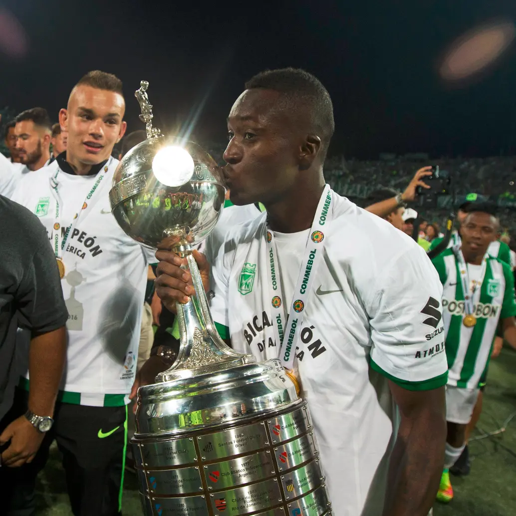 Marlos Moreno besando el trofeo de la Copa Libertadores de 2016. FOTO JUAN ANTONIO SÁNCHEZ