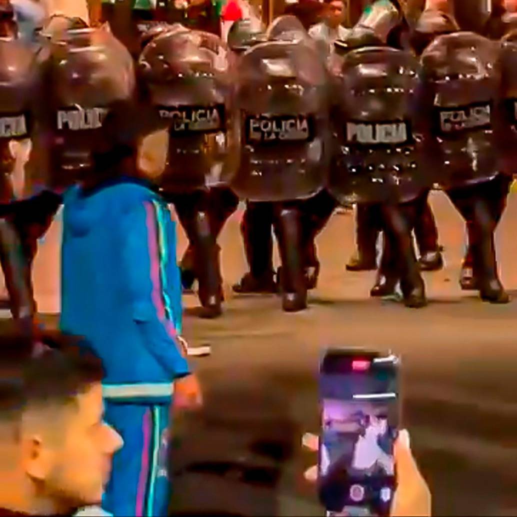 Dayro moreno a las afueras del hotel durante los desmanes entre hinchas y fuerza pública en Argentina. Foto: Captura de vídeo tomado de X @TendenciaDepCol
