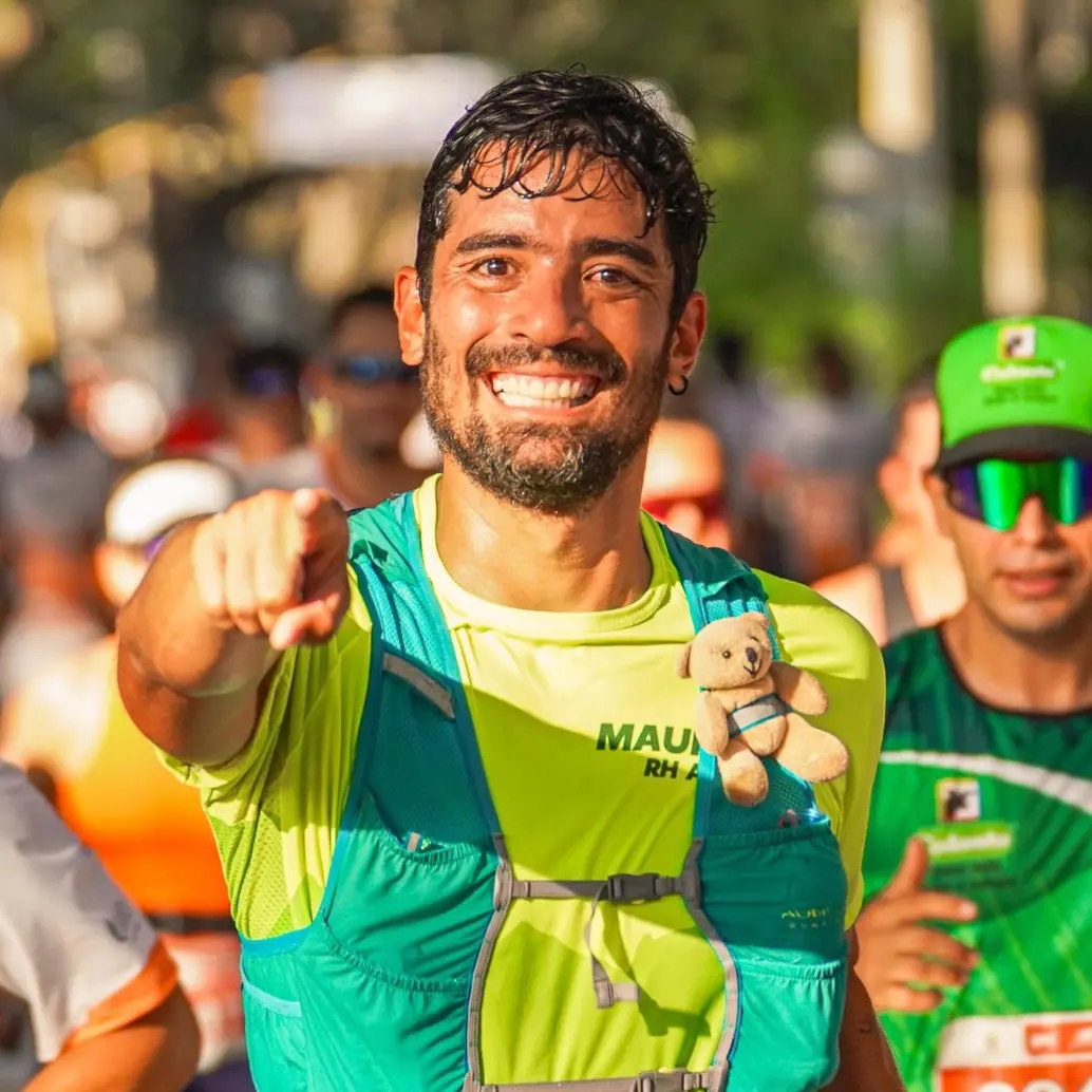 Mauro no corre solo. Corre con el osito que le dejó su hijo fallecido Tomás. Foto: Cortesía. 