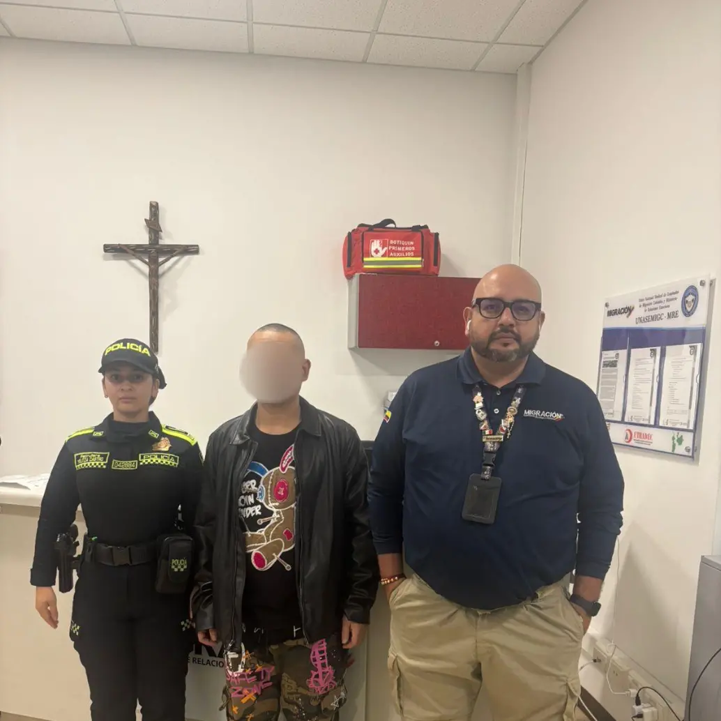 Estadounidense inadmitido en el aeropuerto José María Córdova de Rionegro. FOTO: MIGRACIÓN COLOMBIA