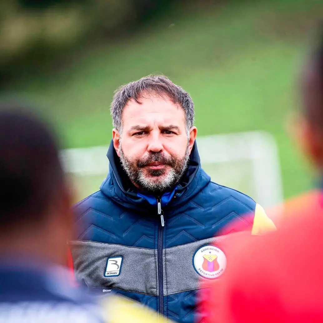 El técnico español Jonathan Risueño ha estado involucrado en varias polémicas. FOTO DEPORTIVO PASTO