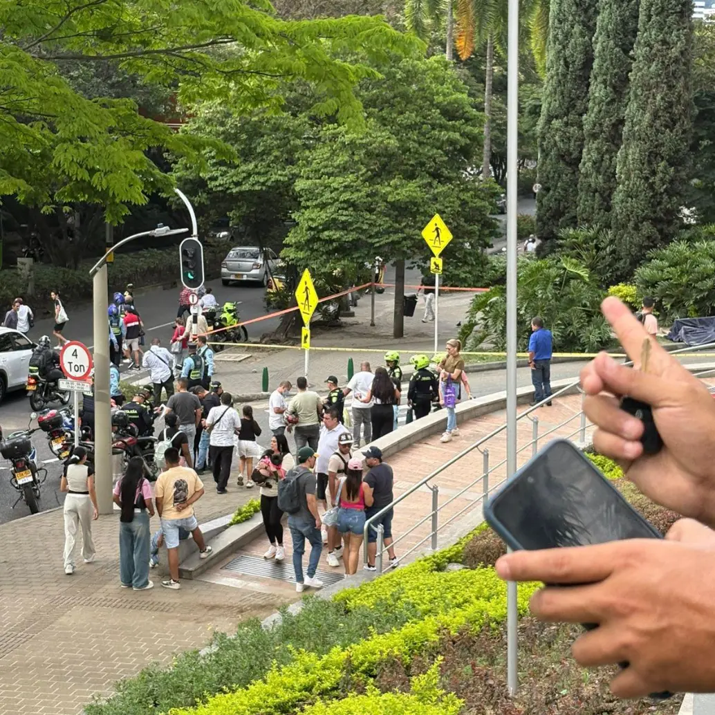 El asesinato se presentó al frente del centro comercial Santa Fe, en Medellín. FOTO: CORTESÍA.