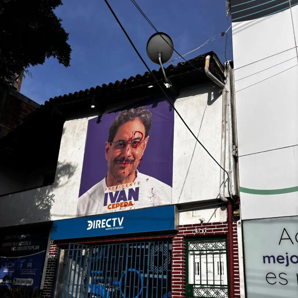 Con pintura roja, vandalizaron la recién inaugurada sede de campaña de Iván Cepeda en Medellín, afectando también a locales comerciales y viviendas vecinas. FOTO: X de Ariel Ávila (@ArielAnaliza)