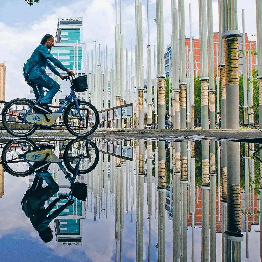 Reflejos de ciudad en los parques de Medellín. En la foto, parque de Las Luces, entre la Biblioteca EPM, los edificios Vásquez y Carré, y la Estación del Ferrocarril, en el centro. 2024. FOTO: Julio César Herrera. 