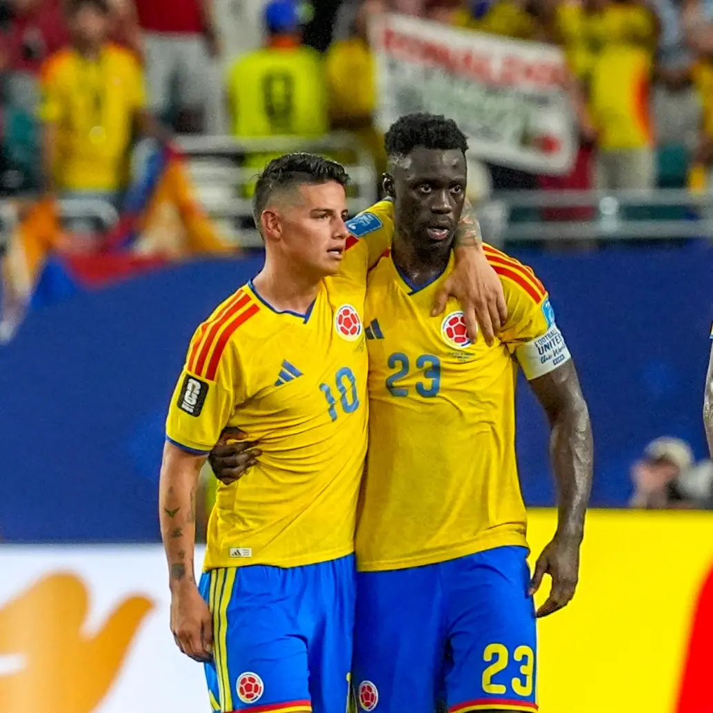 James Rodríguez, junto a una de las grandes figuras que ha tenido la Selección durante este Mundial, Dávinson Sánchez. <span class="mln_uppercase_mln">FOTO </span><b><span class="mln_uppercase_mln">juan antonio sánchez</span></b>
