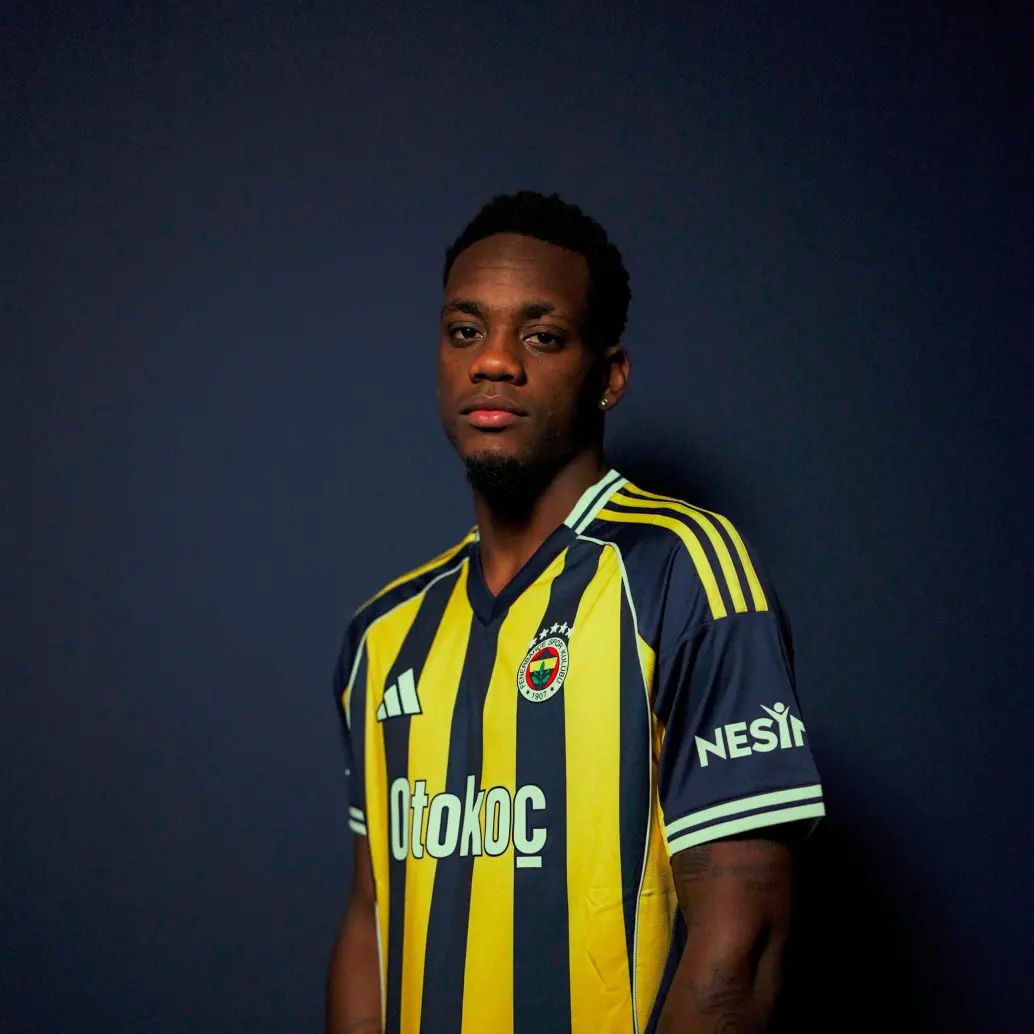 Jhon Jáder Durán vistiendo su nueva camiseta. FOTO @Fenerbahce