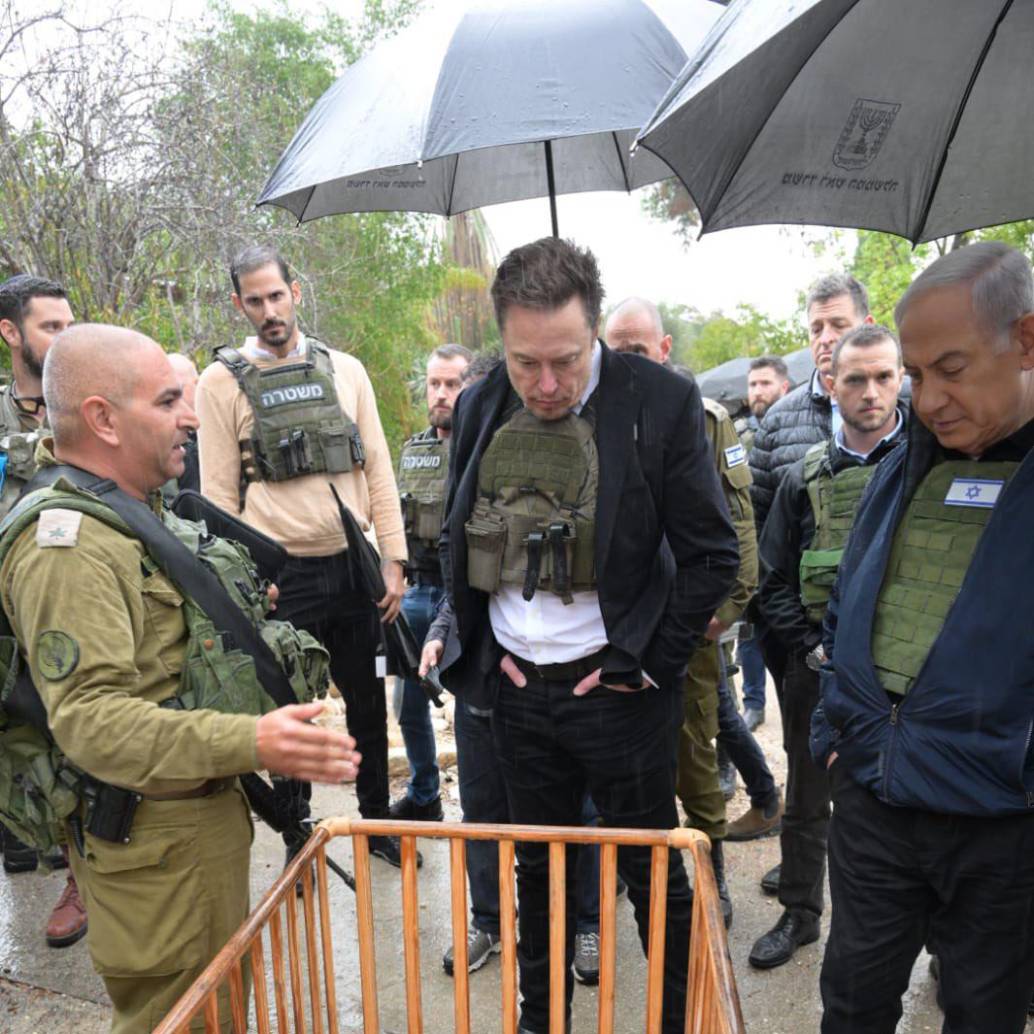 Musk y Netanyahu visitaron el kibutz de Kfar Aza, que fue atacado por Hamás el pasado 7 de octubre. Ambos llevaban chalecos antibalas. FOTO: Tomada de X @netanyahu