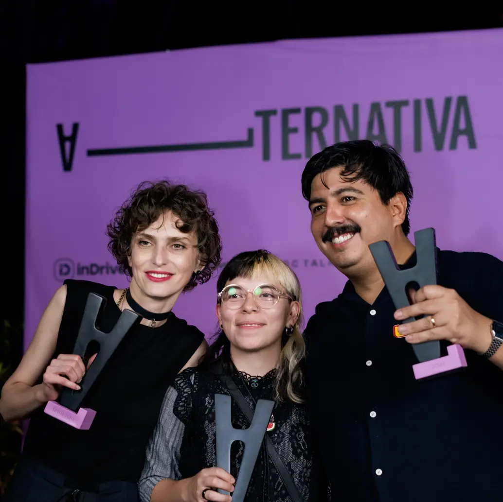 De izquierda a derecha: Ketevan Vashagashvili ganadora de Spotlight; Lau Charles, ganadora de cortometraje; y Augusto Zegarra, ganador de Focus. Fotos: Gabriel Aponte/Getty Images for Alternativa Film Festival.