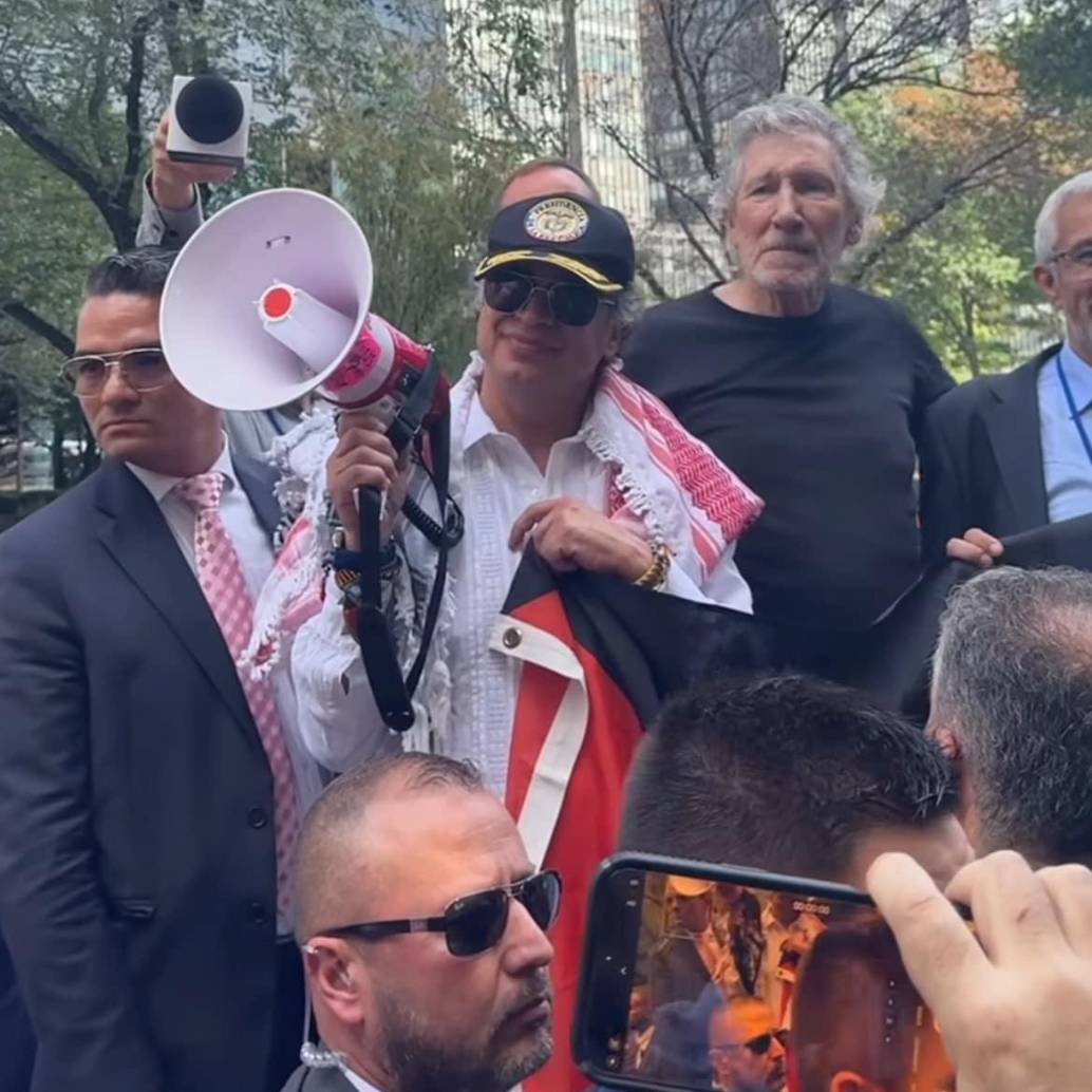 El presidente Gustavo Petro, de guayabera blanca, junto con Roger Waters, de camiseta negra. FOTO: Tomada de redes sociales Roger Waters