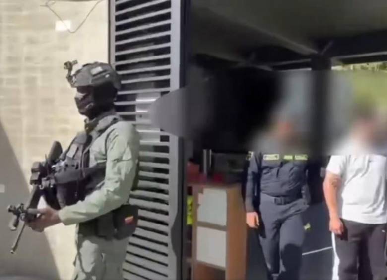 Los procedimientos contra estos 14 presuntos integrantes de la banda La Terraza se efectuaron en dos sectores de la zona urbana y rural de El Peñol. FOTO: CORTESÍA POLICÍA NACIONAL